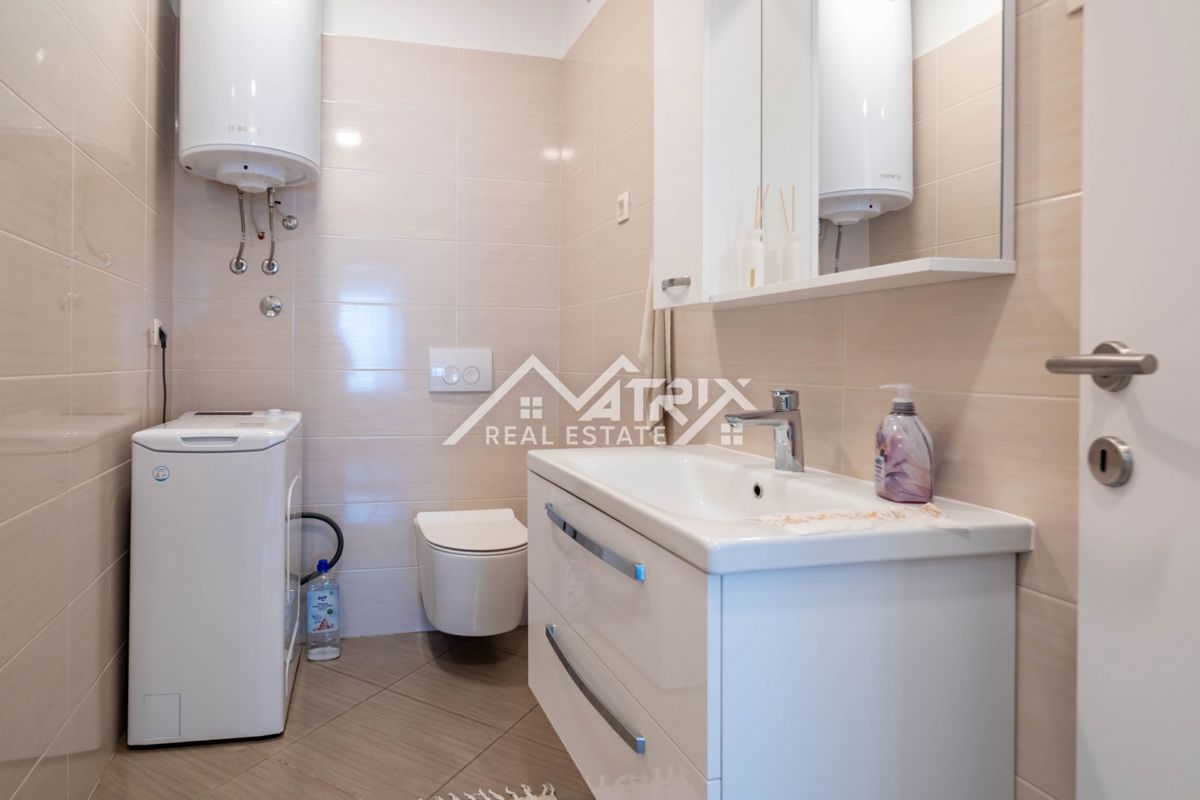 Novigrad, stanovanje s strešno teraso 500m od morja