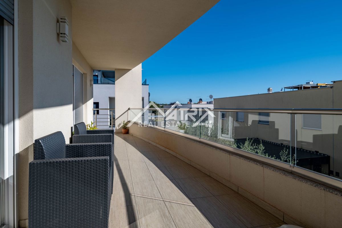 Novigrad, stanovanje s strešno teraso 500m od morja