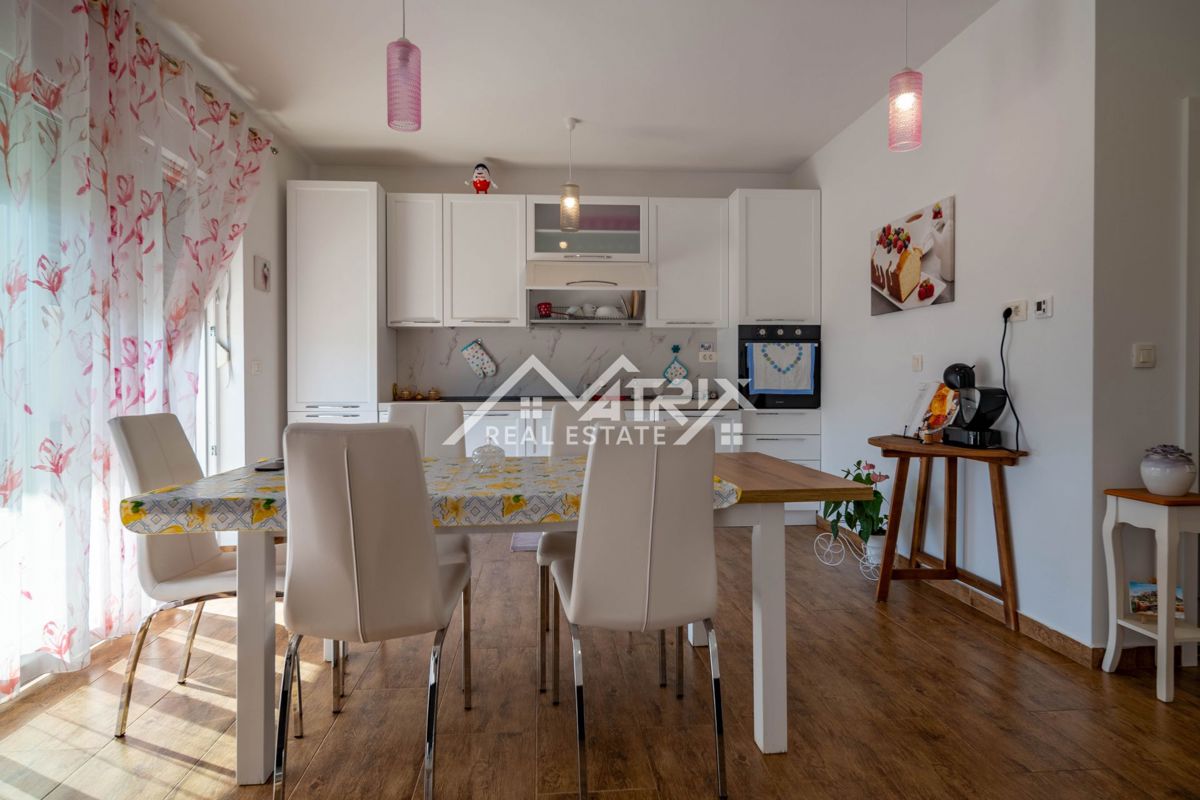 Novigrad, stanovanje s strešno teraso 500m od morja