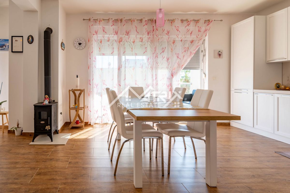 Novigrad, stanovanje s strešno teraso 500m od morja