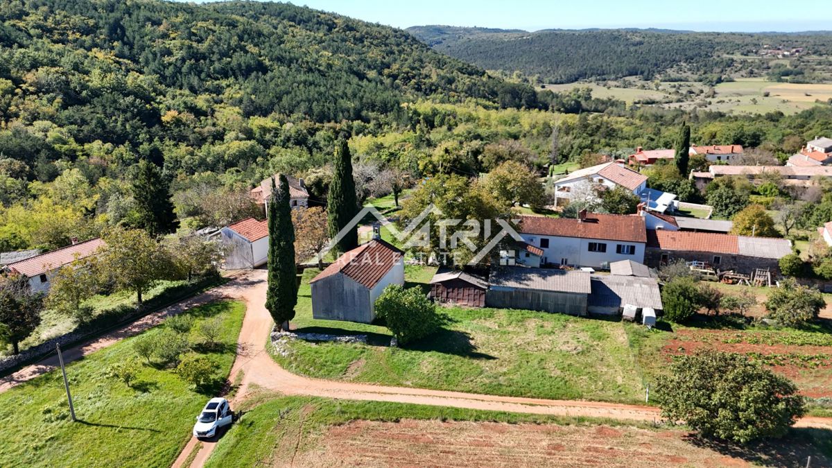 Oprtalj okolica, zazidljivo zemljišče na robu vasi