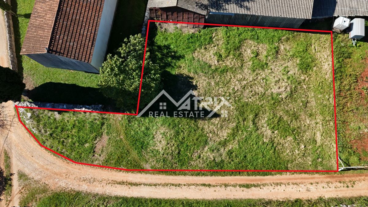 Oprtalj okolica, zazidljivo zemljišče na robu vasi