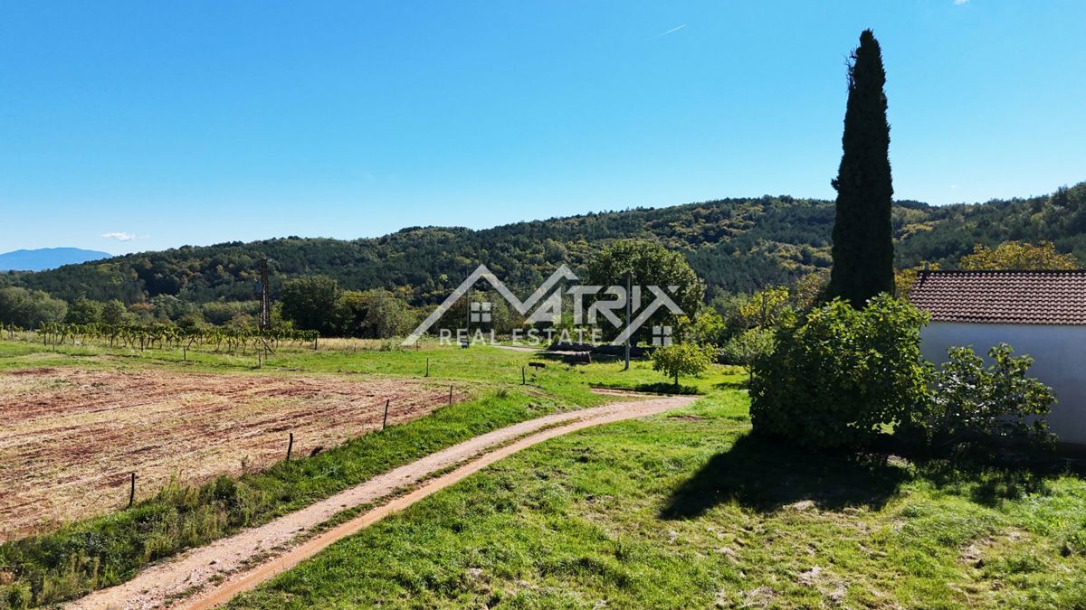 Oprtalj okolica, zazidljivo zemljišče na robu vasi