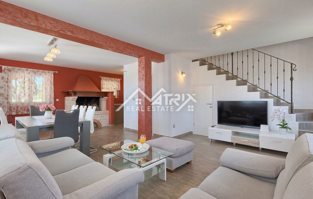 Fažana, vila na samem z bazenom in pogledom na morje