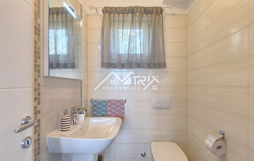 Fažana, vila na samem z bazenom in pogledom na morje