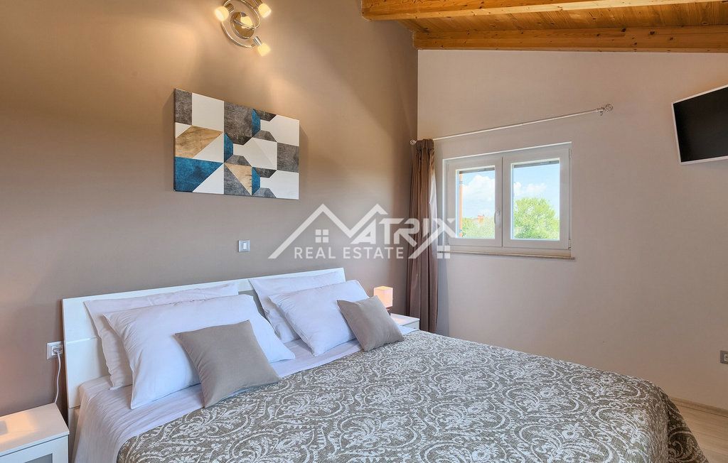 Fažana, vila na samem z bazenom in pogledom na morje