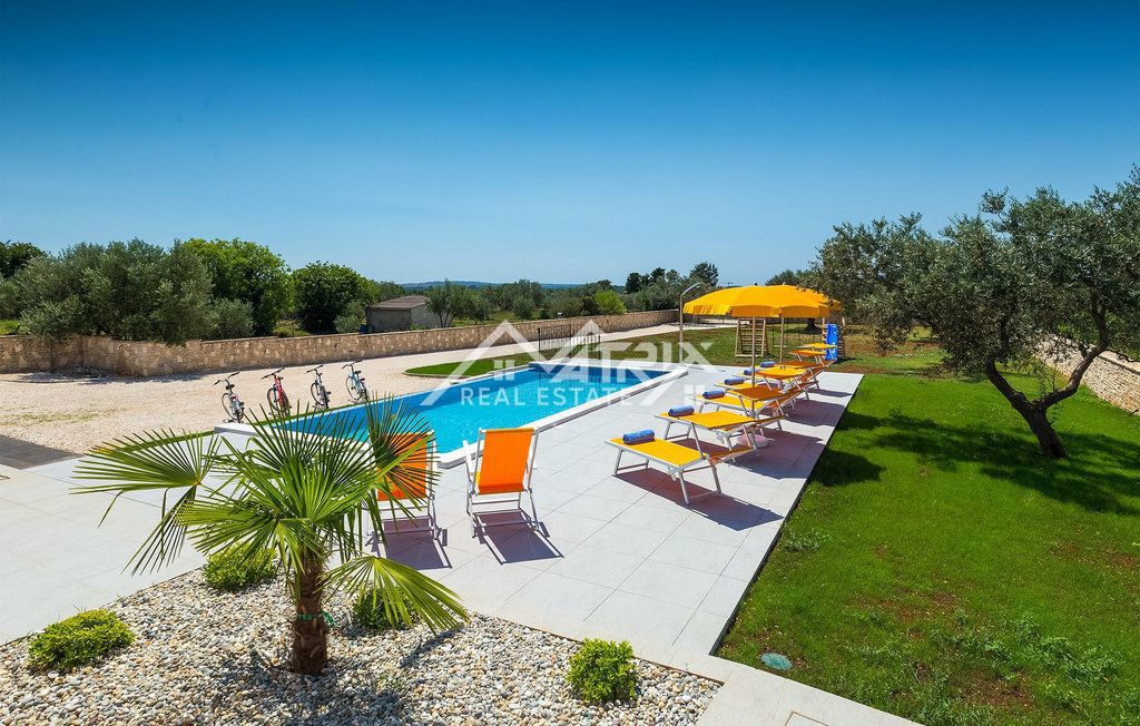 Fažana, vila na samem z bazenom in pogledom na morje