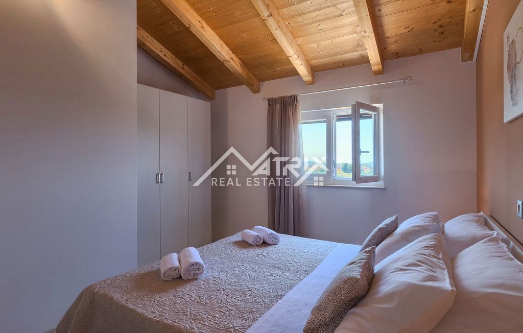 Fažana, vila na samem z bazenom in pogledom na morje