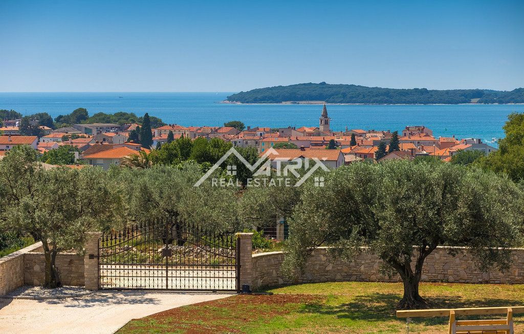 Fažana, vila na samem z bazenom in pogledom na morje