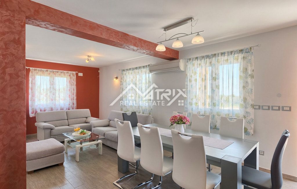 Fažana, vila na samem z bazenom in pogledom na morje