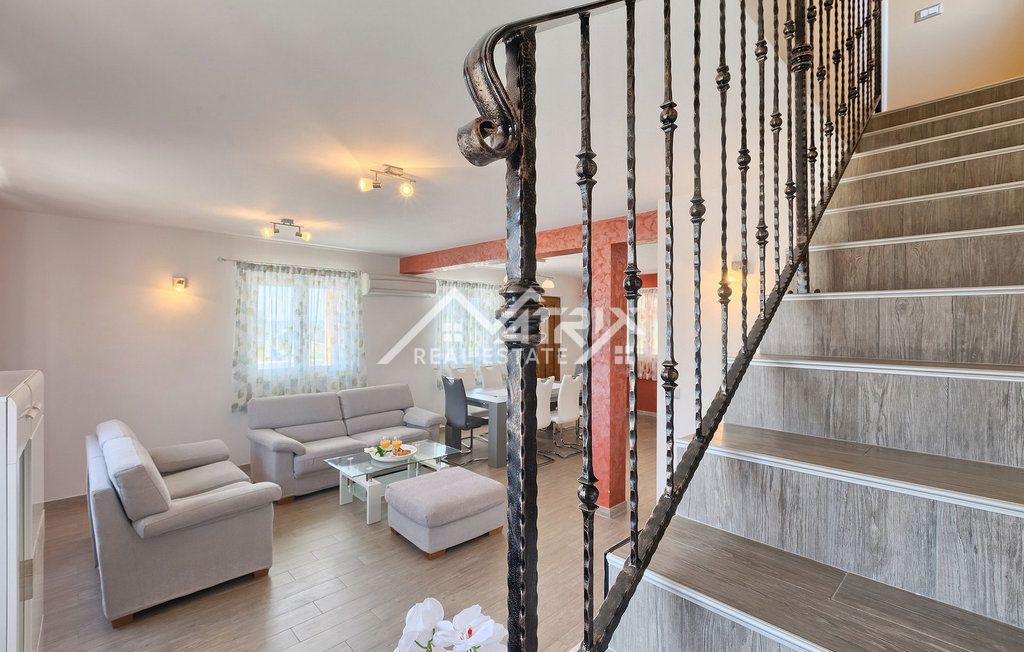 Fažana, vila na samem z bazenom in pogledom na morje