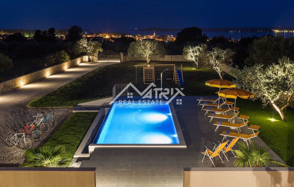 Fažana, vila na samem z bazenom in pogledom na morje