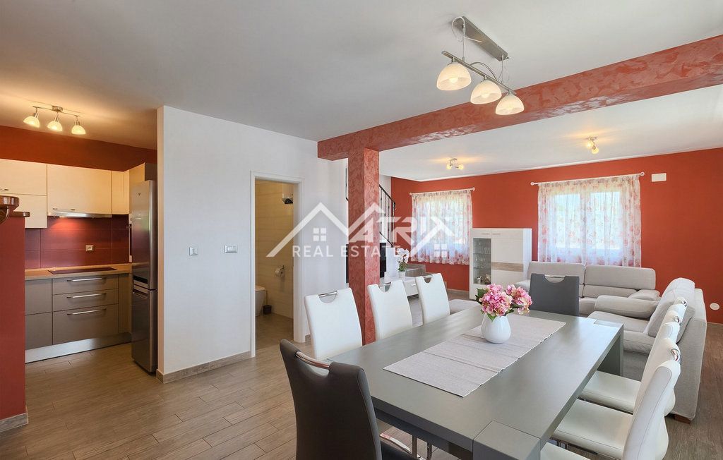 Fažana, vila na samem z bazenom in pogledom na morje