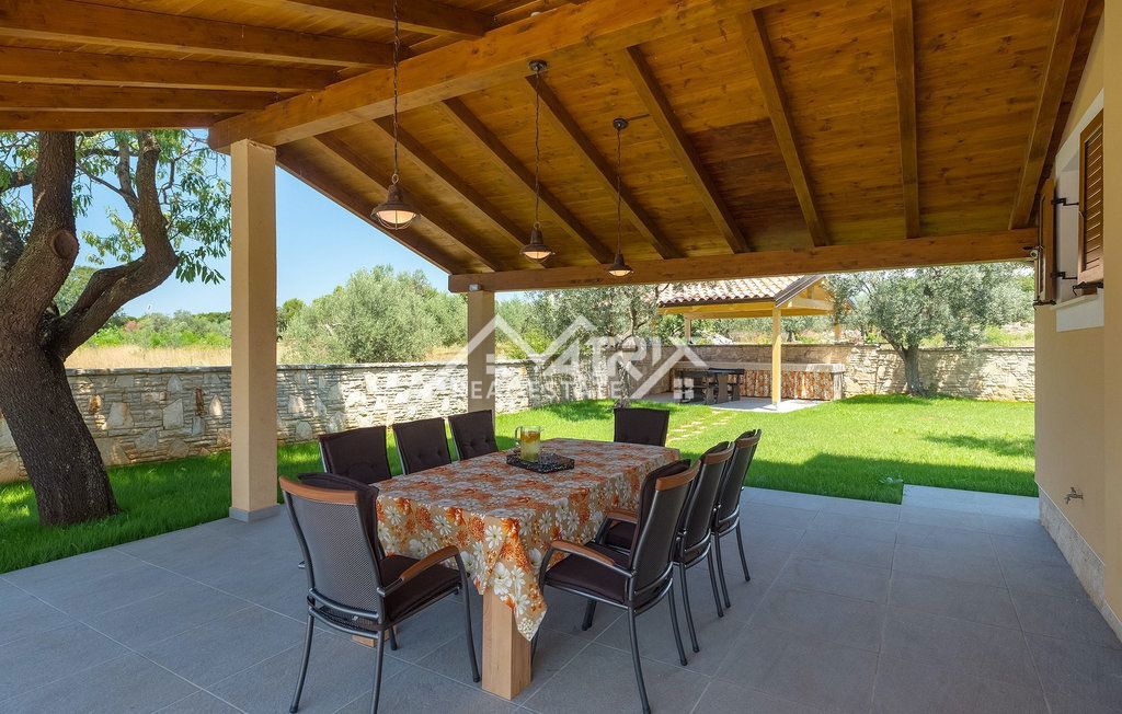 Fažana, vila na samem z bazenom in pogledom na morje