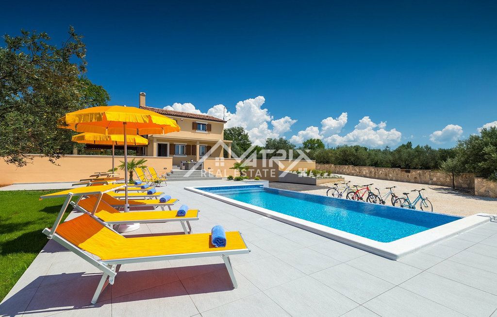 Fažana, vila na samem z bazenom in pogledom na morje