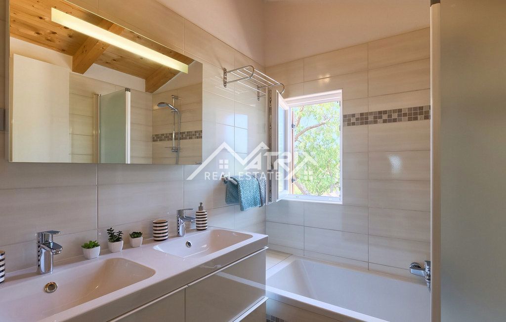 Fažana, vila na samem z bazenom in pogledom na morje