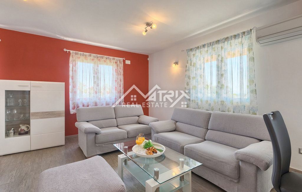 Fažana, vila na samem z bazenom in pogledom na morje