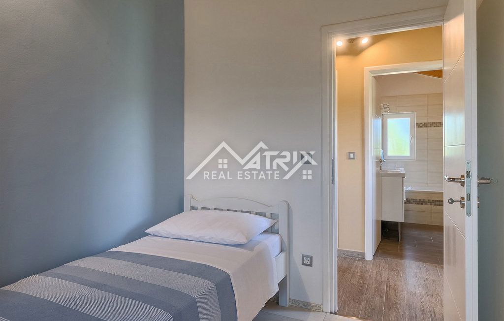 Fažana, vila na samem z bazenom in pogledom na morje