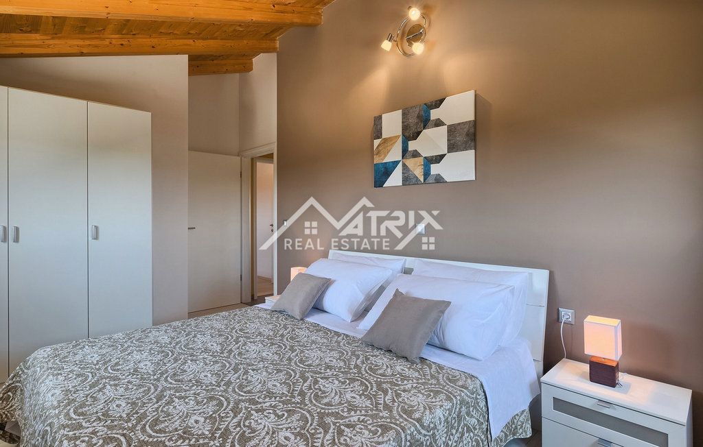 Fažana, vila na samem z bazenom in pogledom na morje