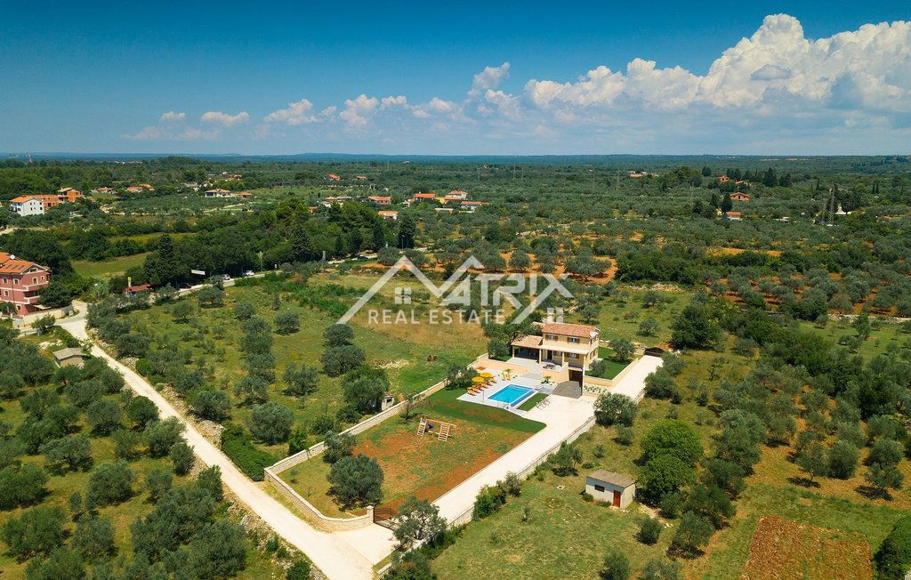 Fažana, vila na samem z bazenom in pogledom na morje