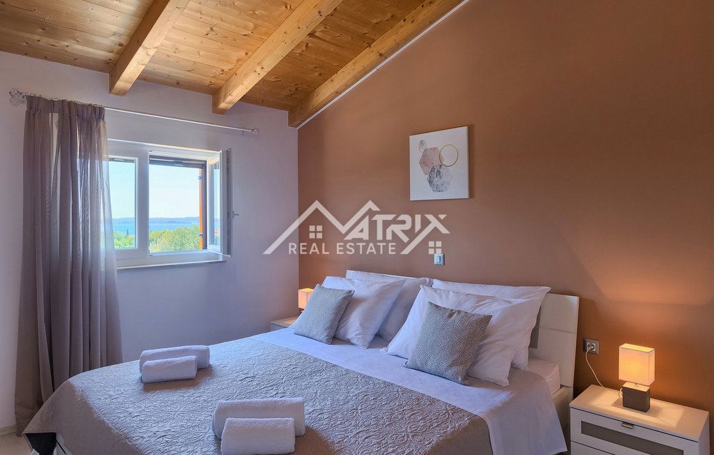 Fažana, vila na samem z bazenom in pogledom na morje