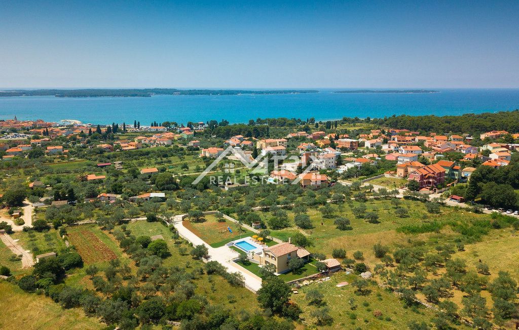 Fažana, vila na samem z bazenom in pogledom na morje