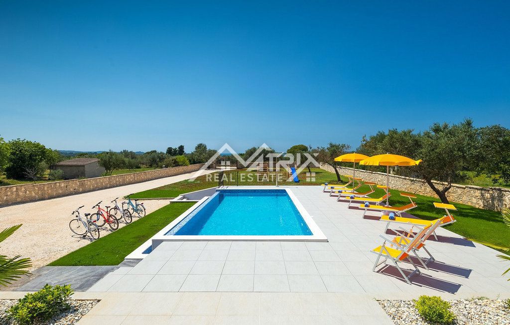 Fažana, vila na samem z bazenom in pogledom na morje