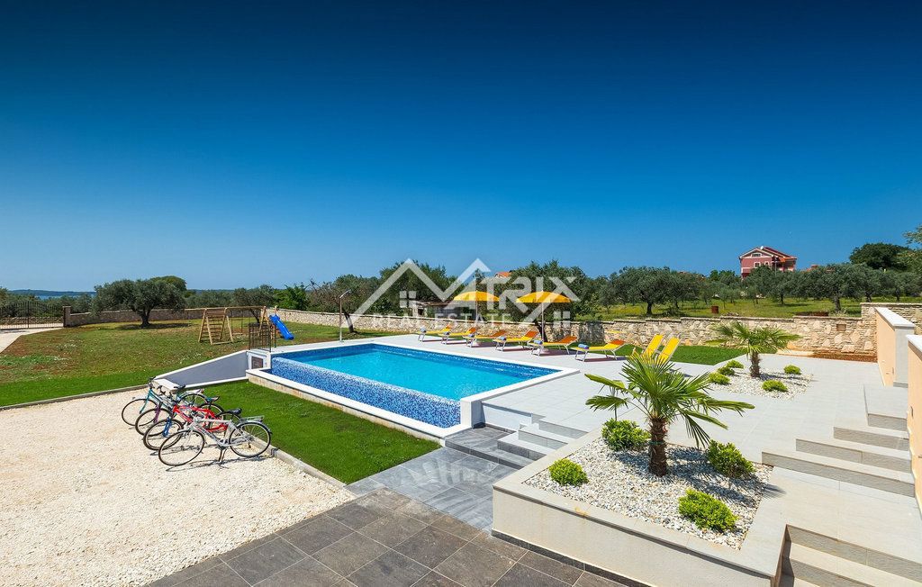 Fažana, vila na samem z bazenom in pogledom na morje