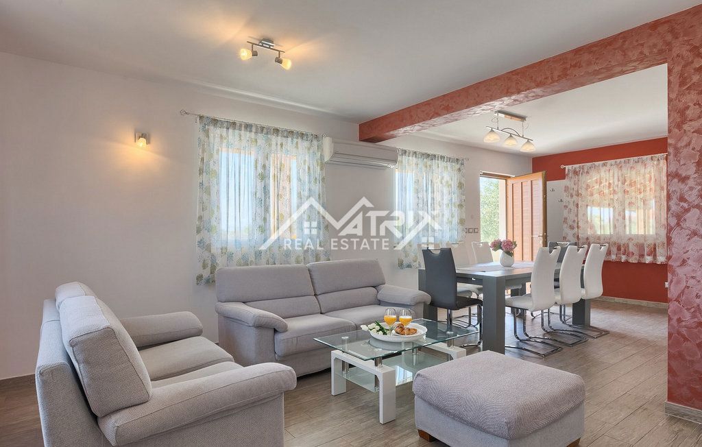 Fažana, vila na samem z bazenom in pogledom na morje