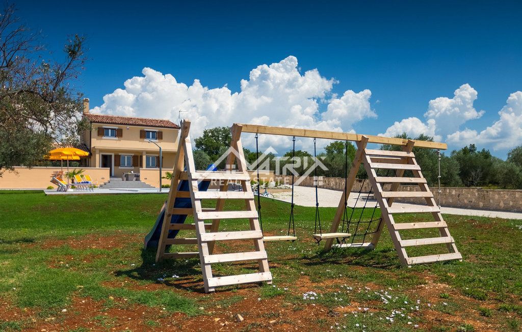 Fažana, vila na samem z bazenom in pogledom na morje