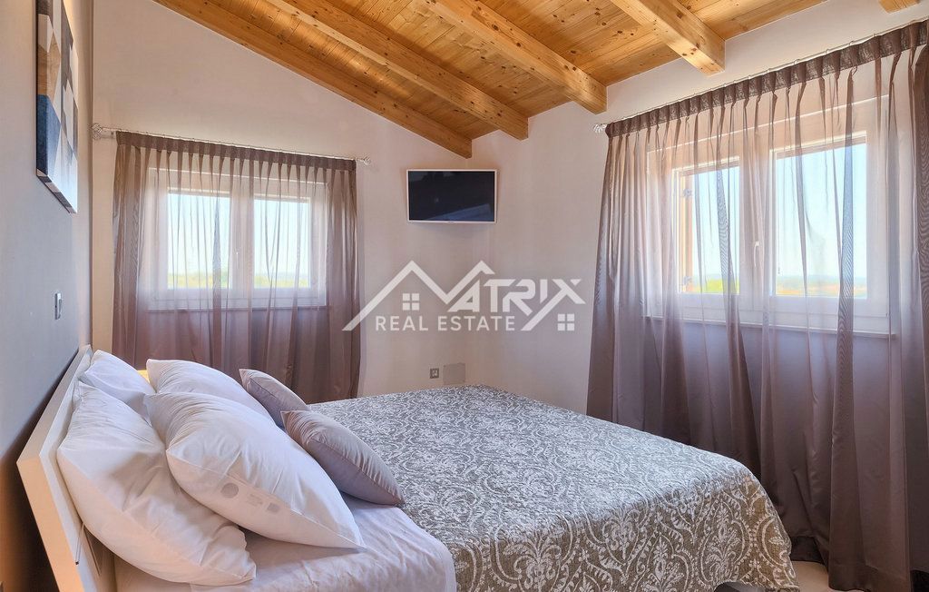 Fažana, vila na samem z bazenom in pogledom na morje