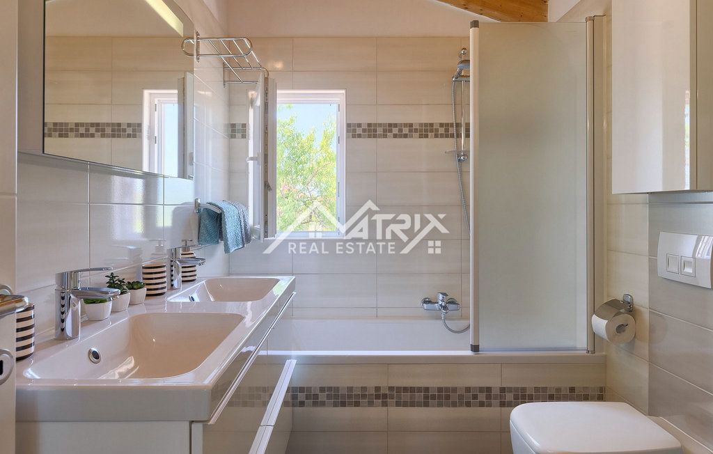 Fažana, vila na samem z bazenom in pogledom na morje