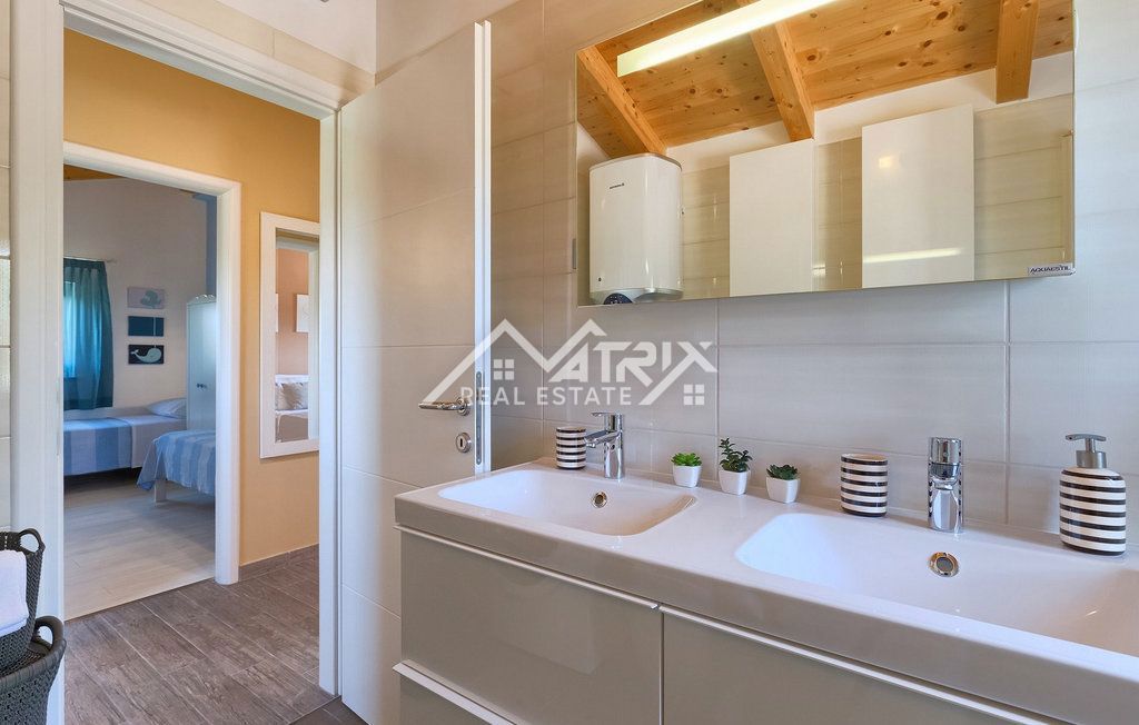 Fažana, vila na samem z bazenom in pogledom na morje