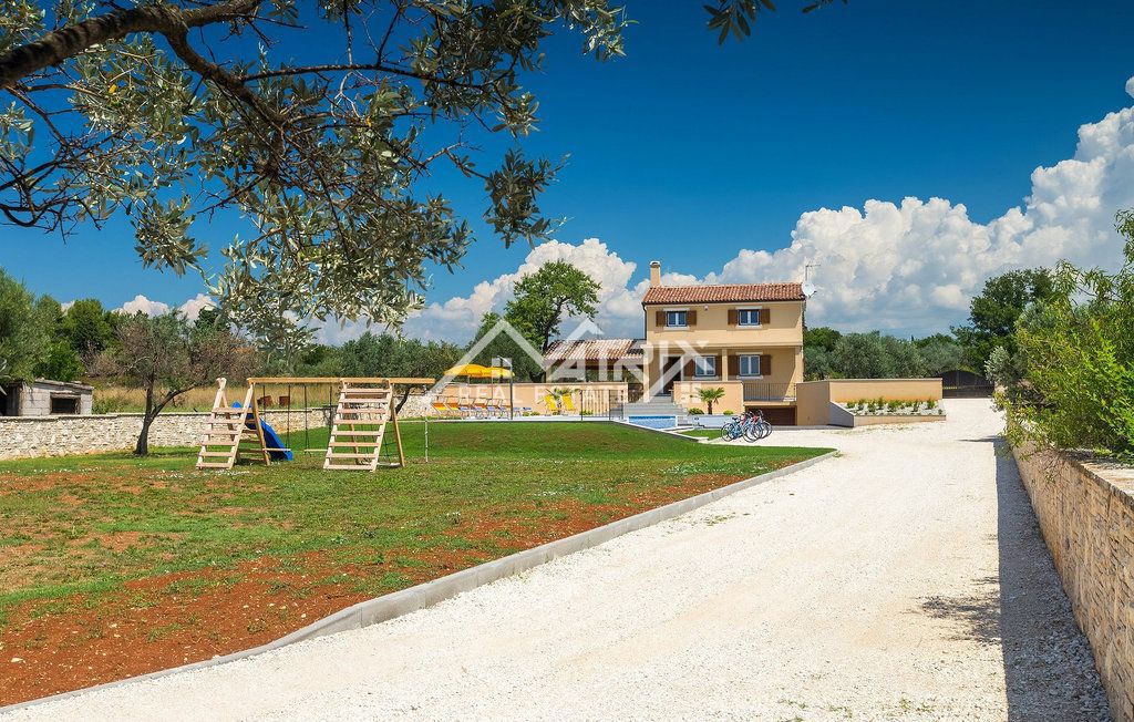 Fažana, vila na samem z bazenom in pogledom na morje