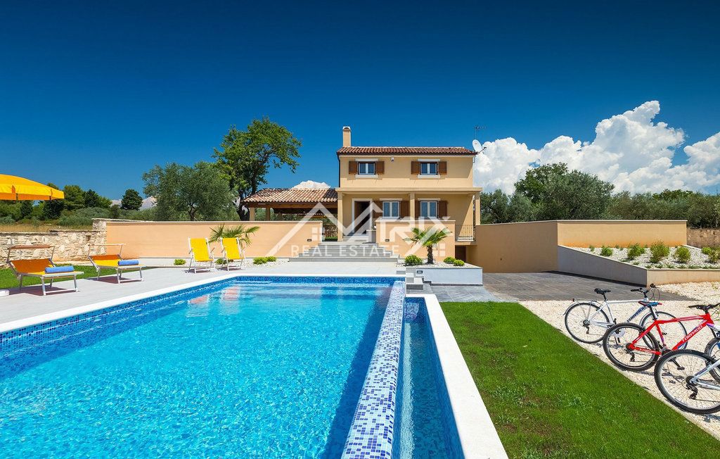 Fažana, vila na samem z bazenom in pogledom na morje