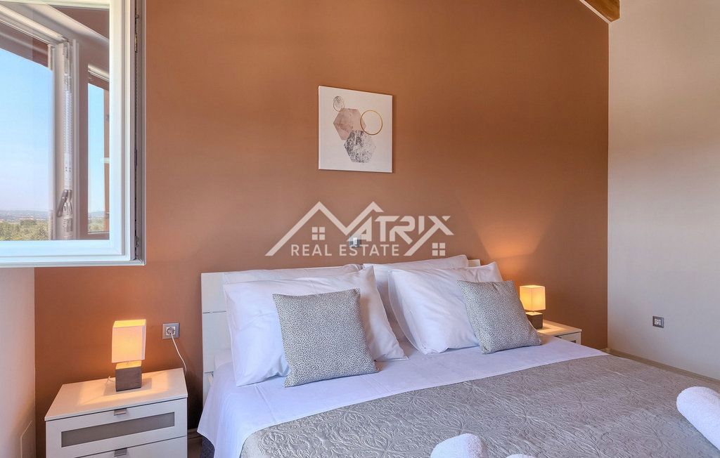 Fažana, vila na samem z bazenom in pogledom na morje