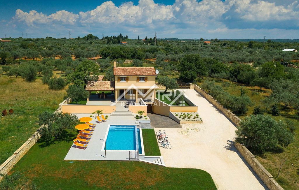 Fažana, vila na samem z bazenom in pogledom na morje