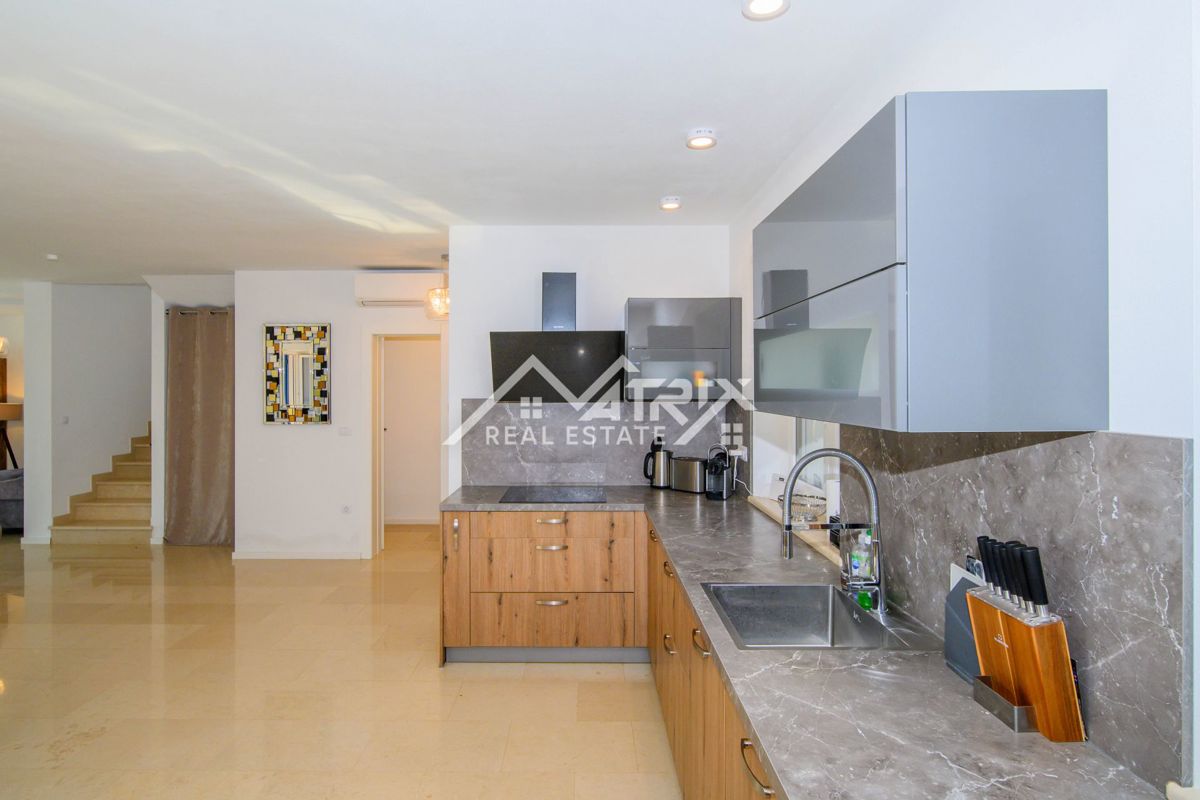 Okolica Rovinja, Opremljena hiša z bazenom in apartmajem