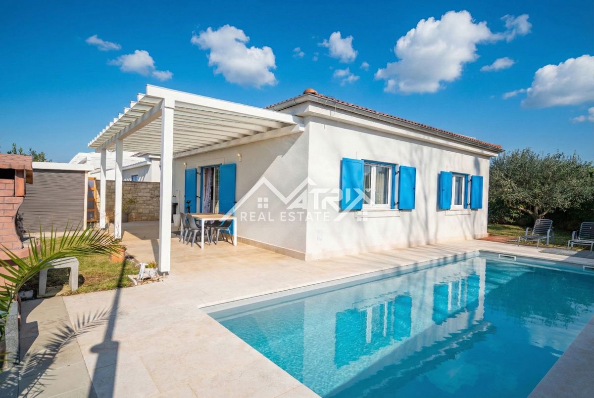 Novigrad, lepa pritlična hiša z bazenom