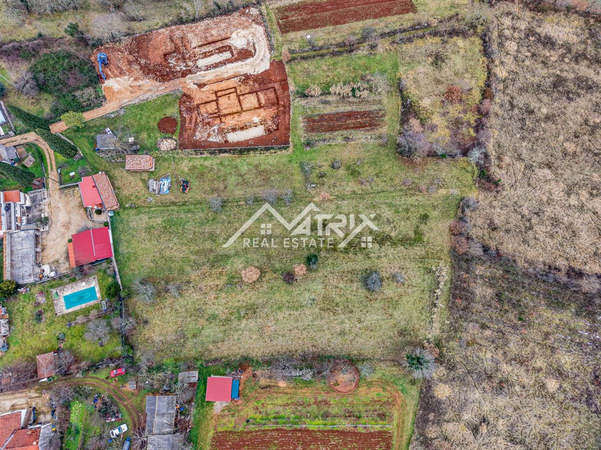 Motovun okolica, zazidljivo zemljišče 1.095 m² s pogledom na Motovun
