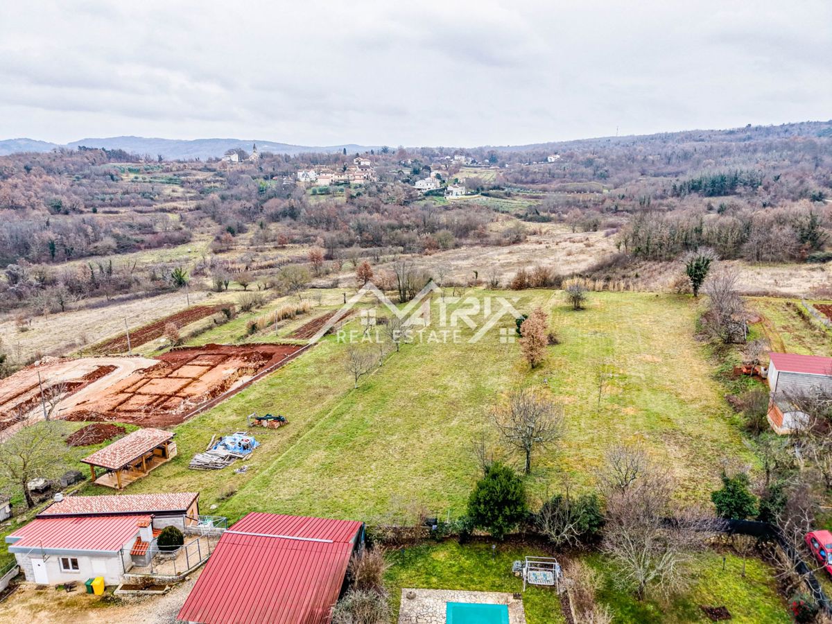 Motovun okolica, zazidljivo zemljišče 1.095 m² s pogledom na Motovun