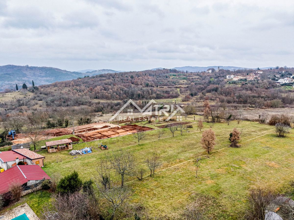 Motovun okolica, zazidljivo zemljišče 1.095 m² s pogledom na Motovun