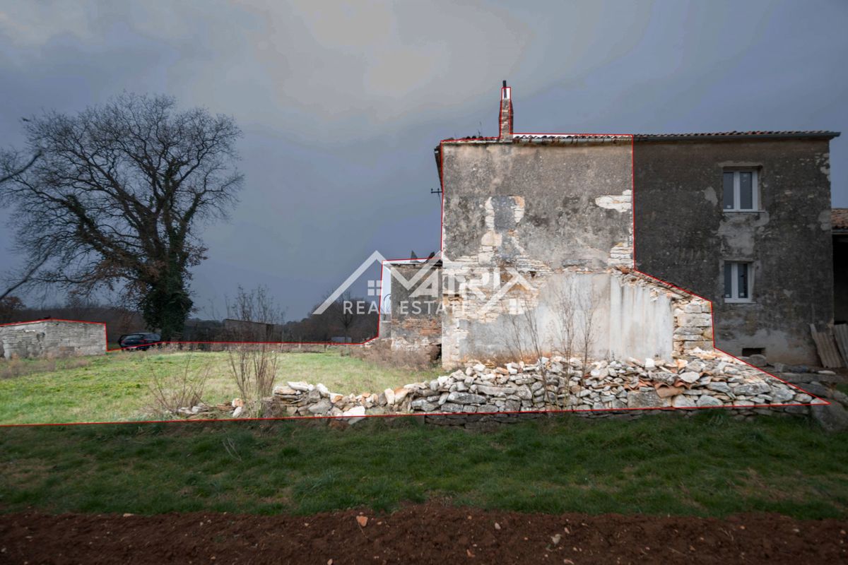Pulj okolica, kamnita hiša za prenovo na mirni lokaciji