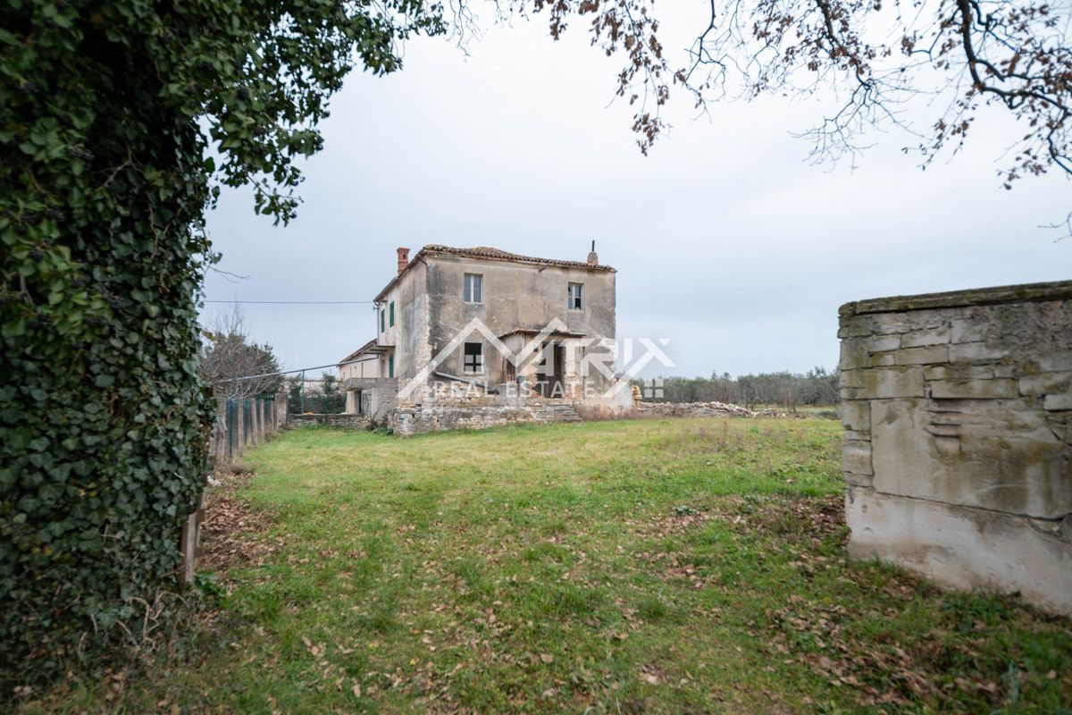 Pulj okolica, kamnita hiša za prenovo na mirni lokaciji