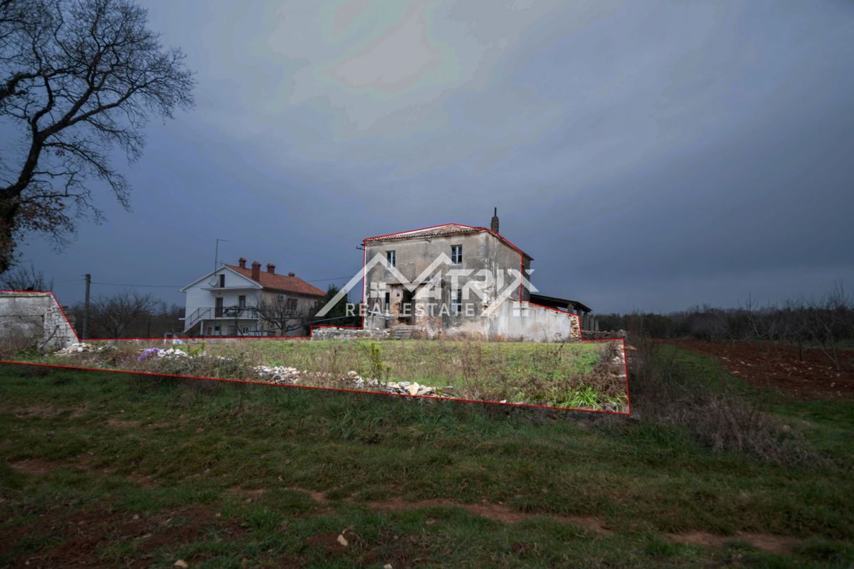 Pulj okolica, kamnita hiša za prenovo na mirni lokaciji