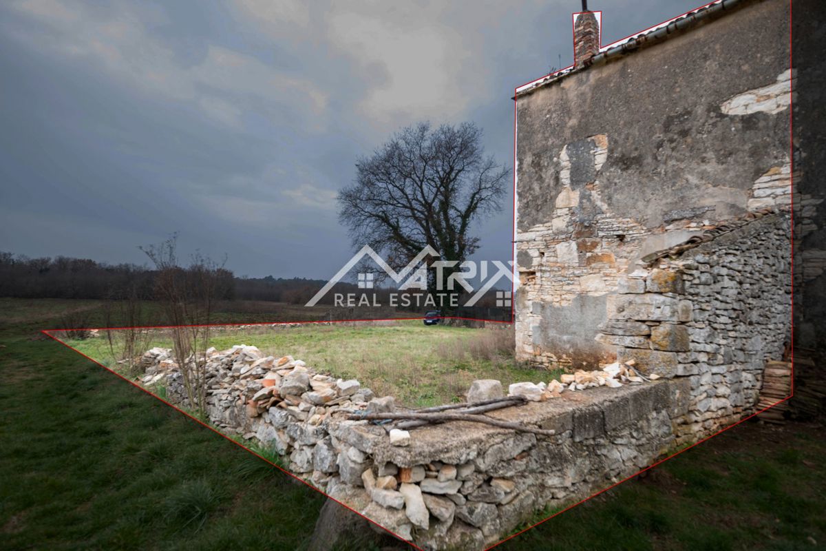 Pulj okolica, kamnita hiša za prenovo na mirni lokaciji