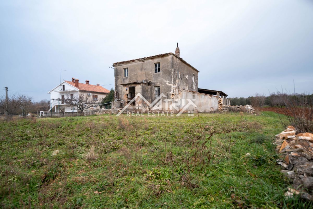 Pulj okolica, kamnita hiša za prenovo na mirni lokaciji