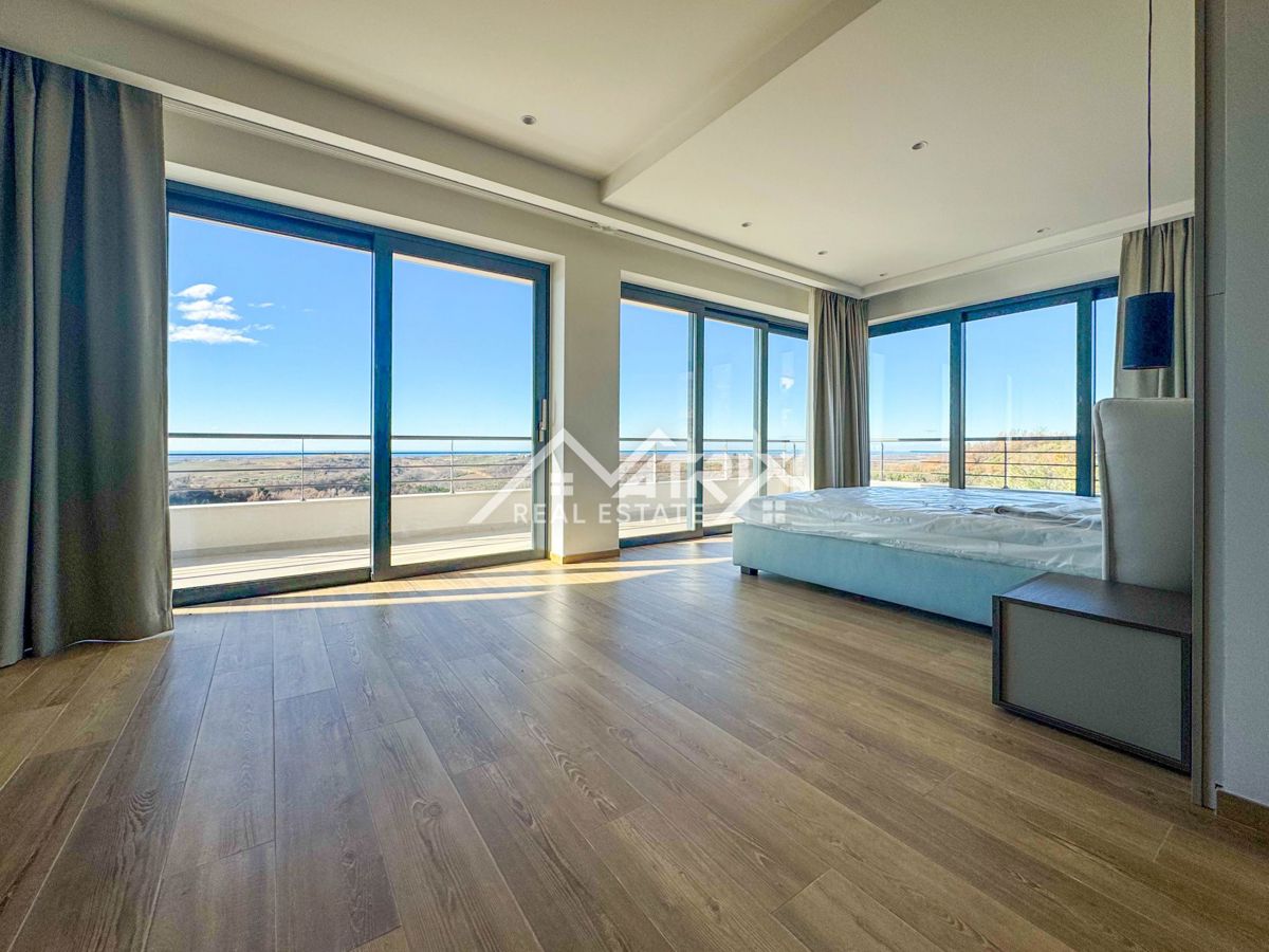 Območje Buj - Luksuzna in moderna vila s pogledom na morje