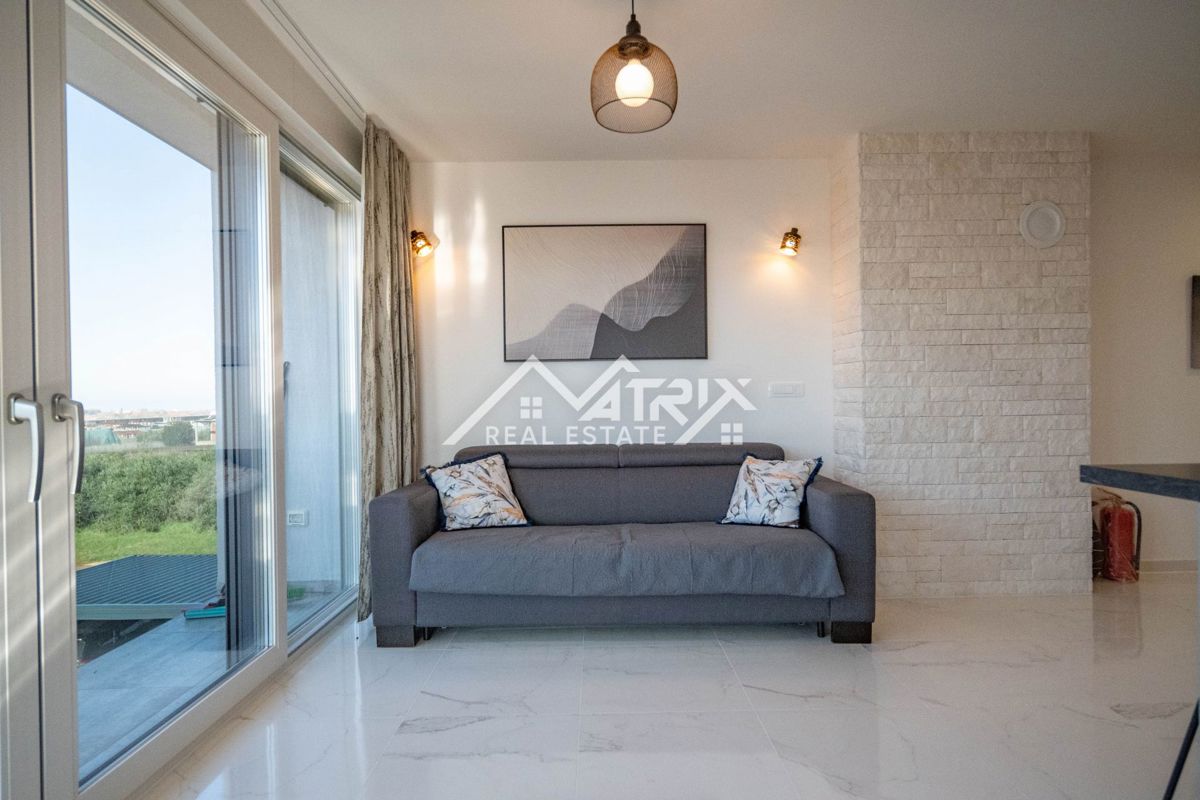 Novigrad, kakovostno urejeno stanovanje s pogledom na morje