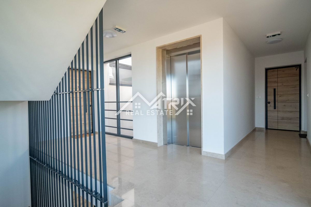 Novigrad, kakovostno urejeno stanovanje s pogledom na morje